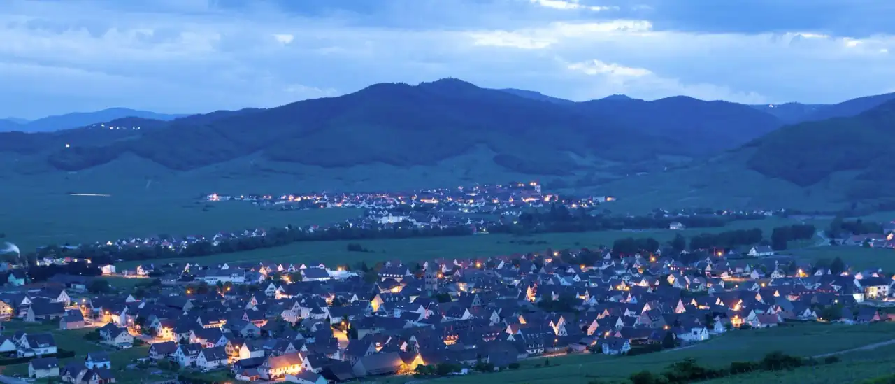Le vignoble de Mittelwihr au soleil couchant, dans la plaine d'Alsace traversée par les transferts vers Europa-Park